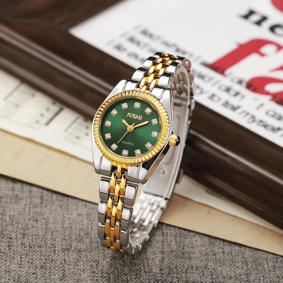 Women's high appearance level light luxury diamond-point dial small dial exquisite business style steel band quartz watch.