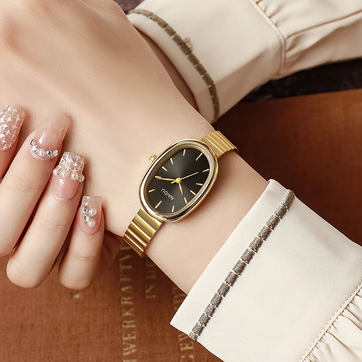 Ladies' exquisite high-value bar scale oval dial bamboo style steel strip quartz watch.